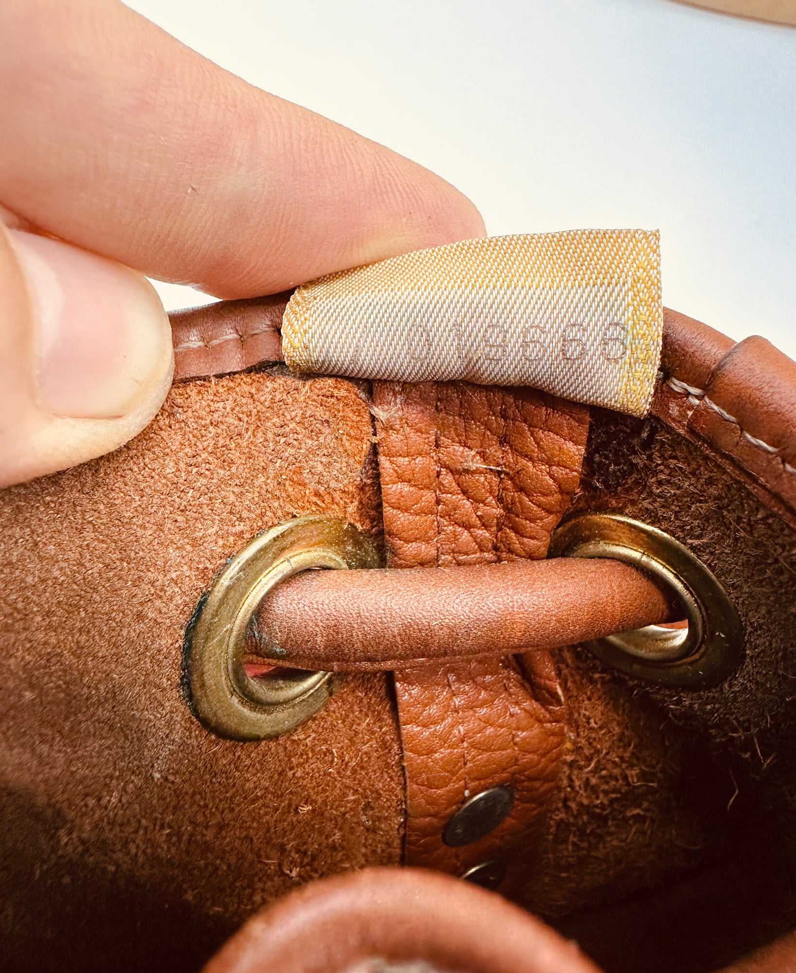 vintage-dooney-bourke-crossbody-bucket-bag-tawny-leather-8.jpg
