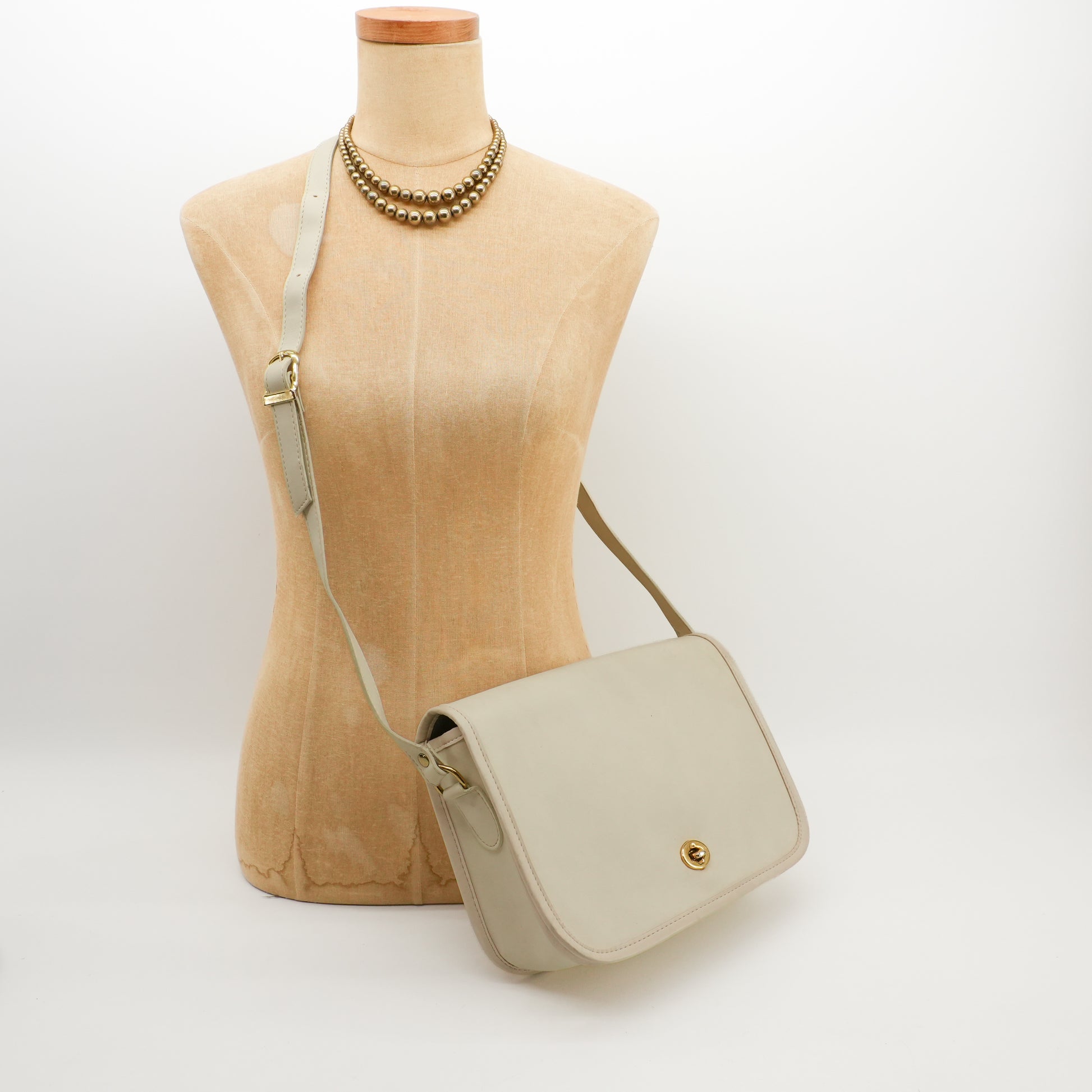 vintagesaddlebagwhiteleathertwistlockcrossbodypurse-4.jpg