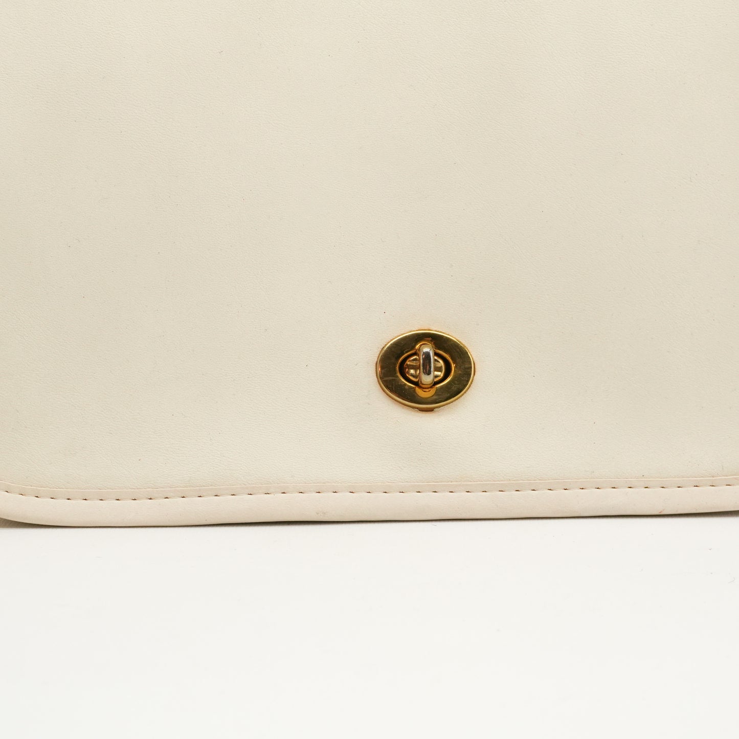 vintagesaddlebagwhiteleathertwistlockcrossbodypurse-6.jpg