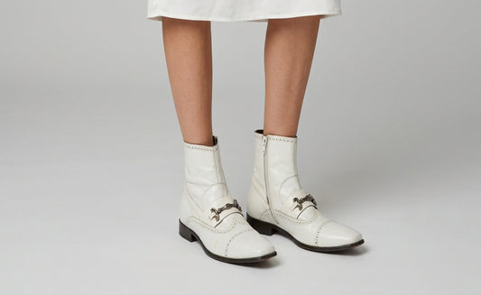 vintagewhitechelseawingtipgogobeetlebootswomenssize9.5.jpg