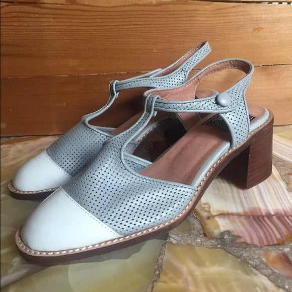 Jeffrey Campbell Oxford Flats Gray and White T Strap Chunky Heels Size 10